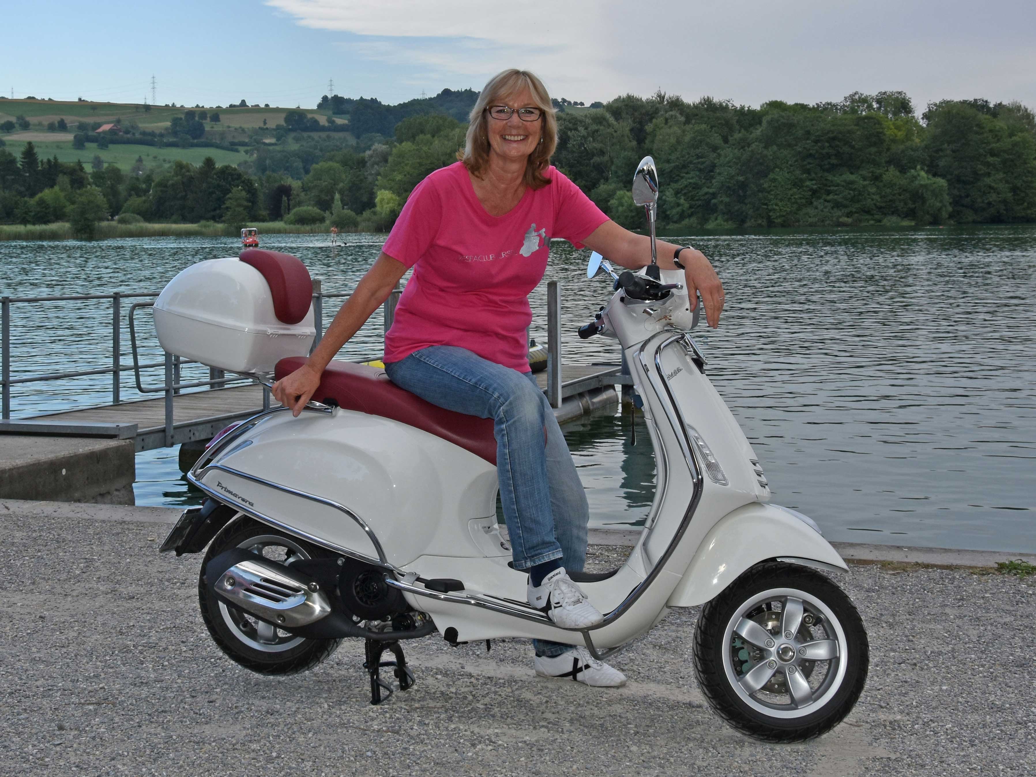 Beatrice auf Ihrer Vespa Primavera, Jahrgang 2015