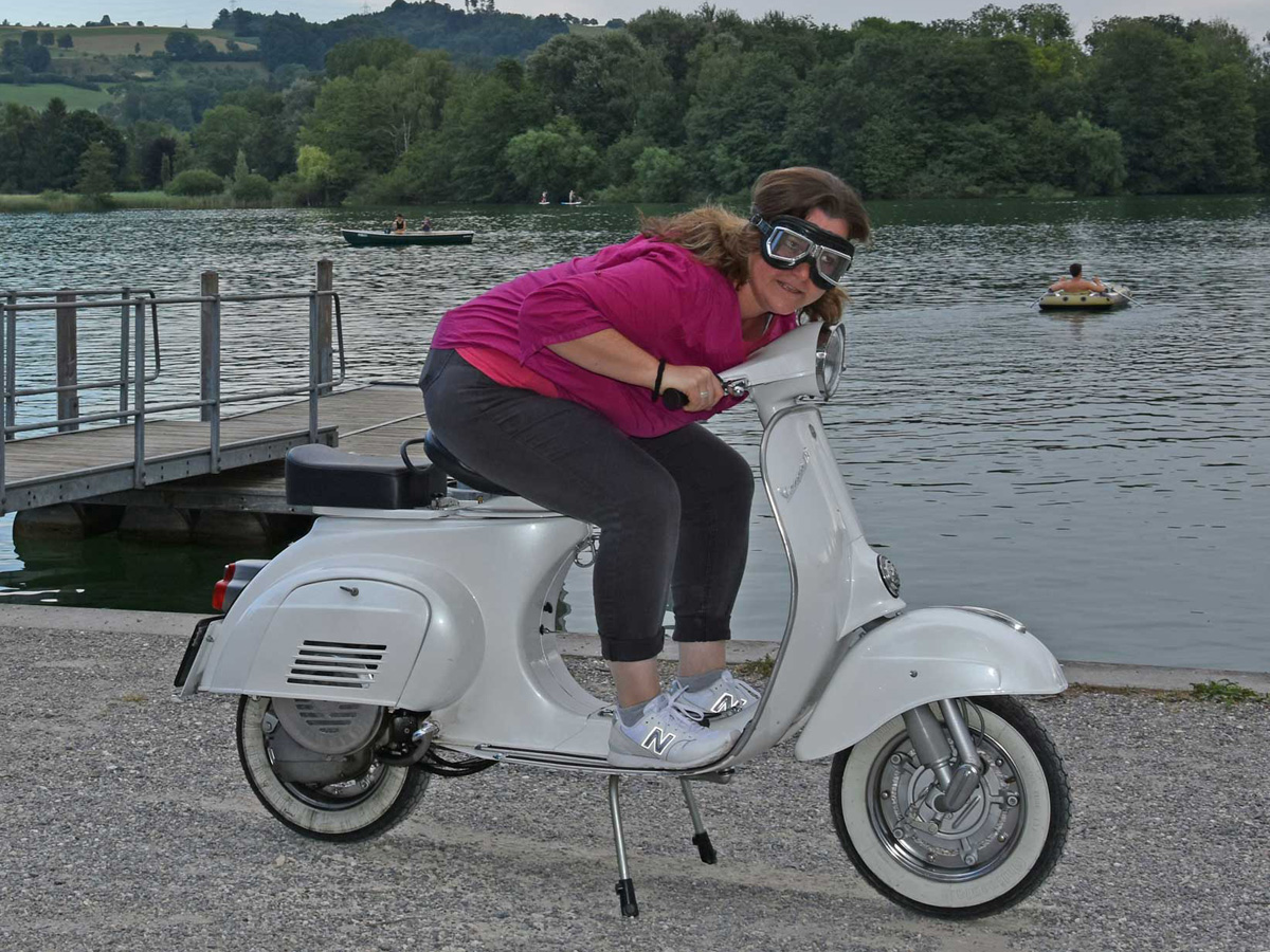 Brigitt auf Ihrer Vespa Primavera, Jahrgang 1972