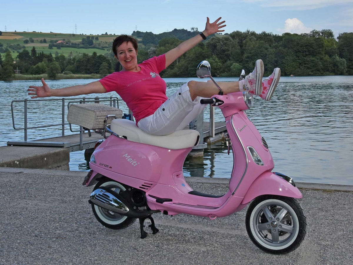 Sonja auf ihrer Vespa LX 125, Jahrgang 2011