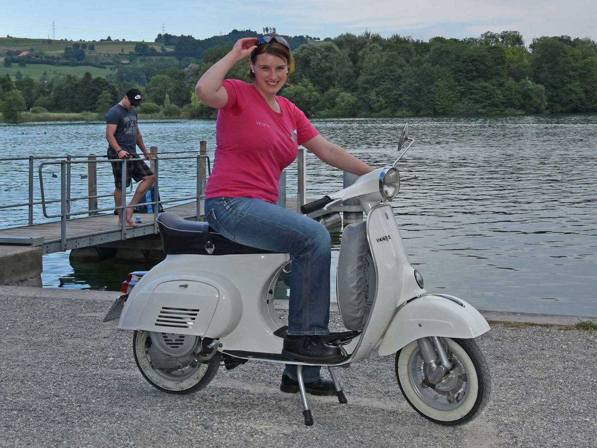 Susanne auf ihrer Vespa Primavera, Jahrgang 1977